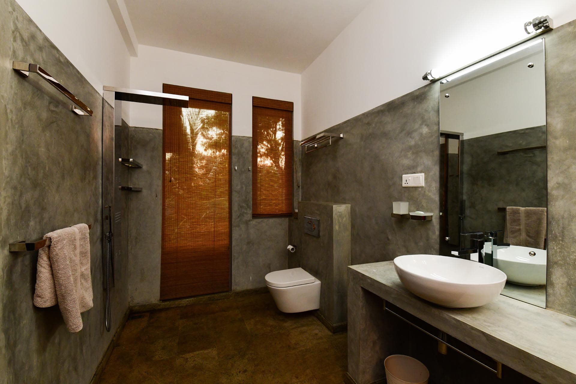 Best rooms in hikkaduwa, Sri Lanka. spacious Penthouse Room at Tropical House Jungleside VIlla - Bath Room