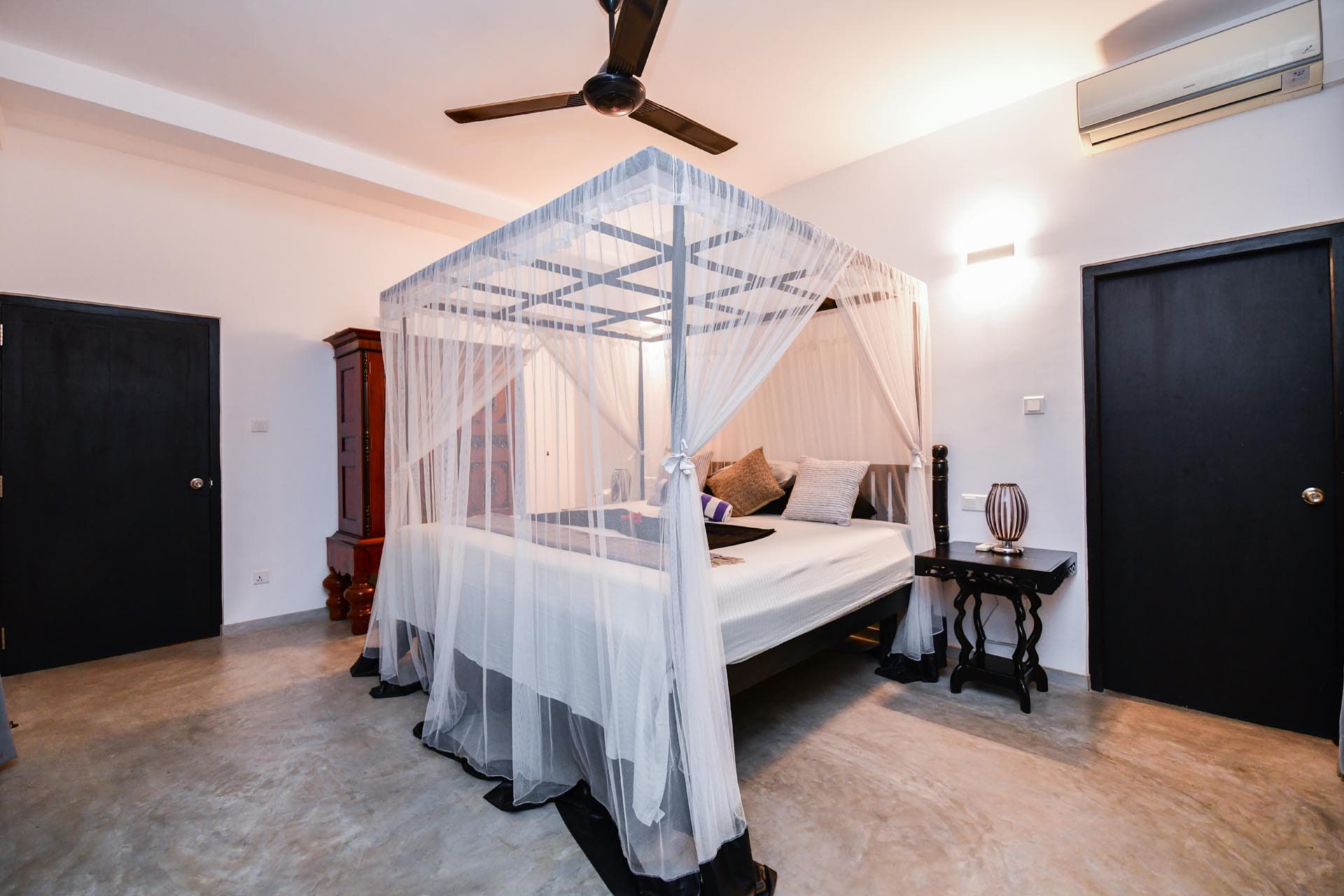 Best rooms in hikkaduwa, Sri Lanka. spacious Landmark Room at Tropical House Jungleside VIlla - room interior