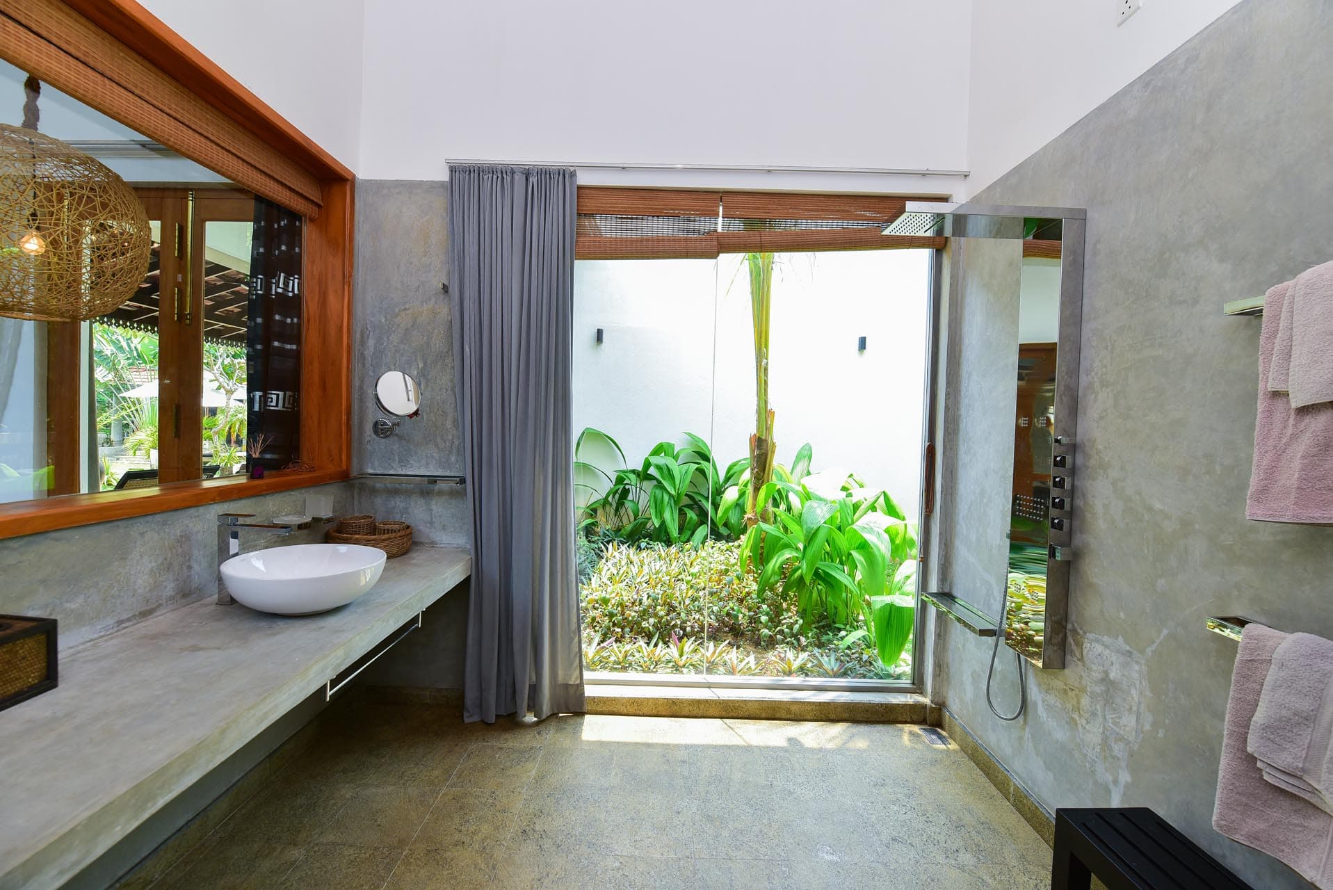 Best rooms in hikkaduwa, Sri Lanka. spacious Princes Suite at Tropical House Jungleside VIlla - Suite Bathroom
