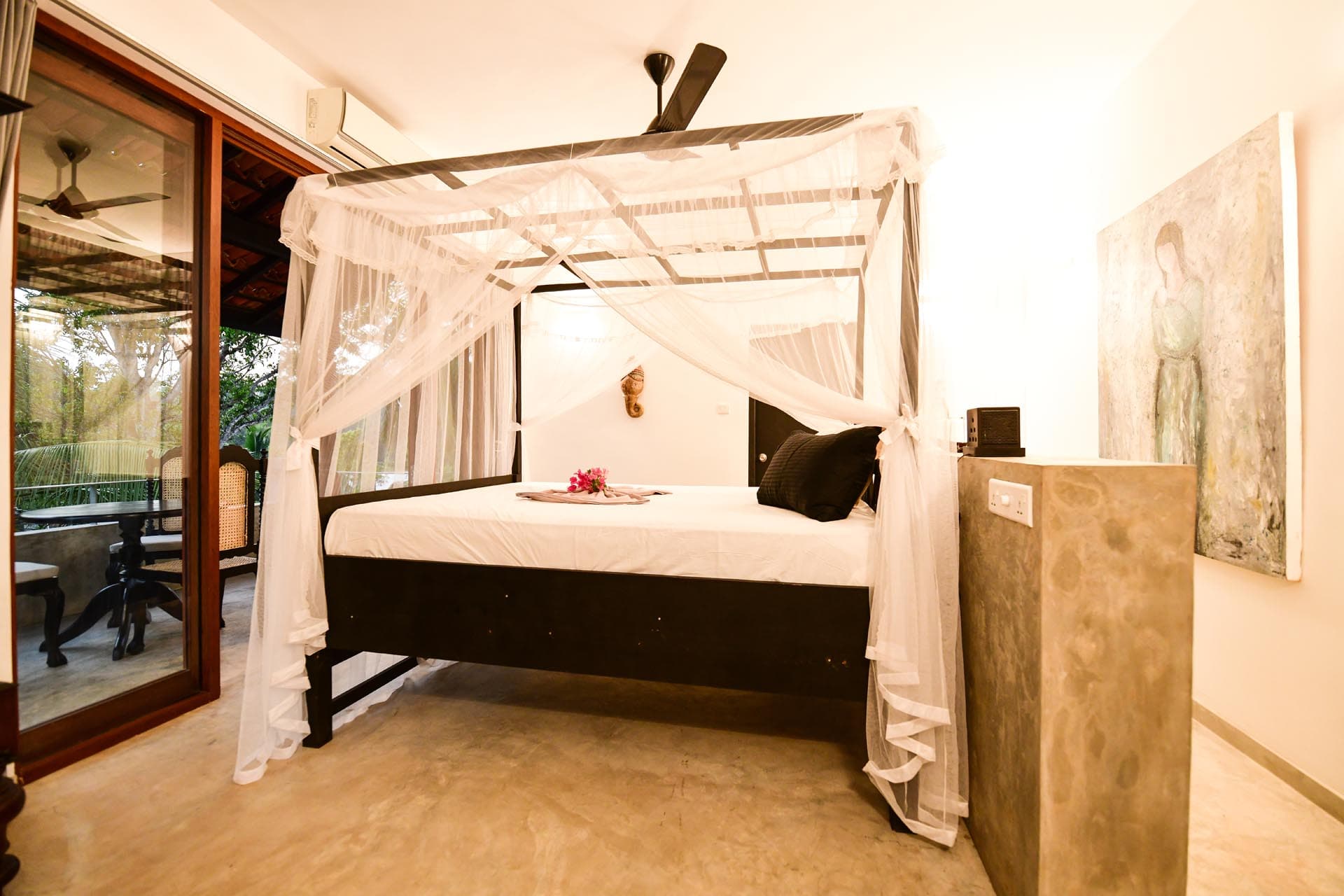 Best rooms in hikkaduwa, Sri Lanka. spacious Penthouse Room at Tropical House Jungleside VIlla - Room Interior